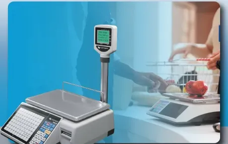 Balanza digital de etiquetas en el mostrador de un negocio