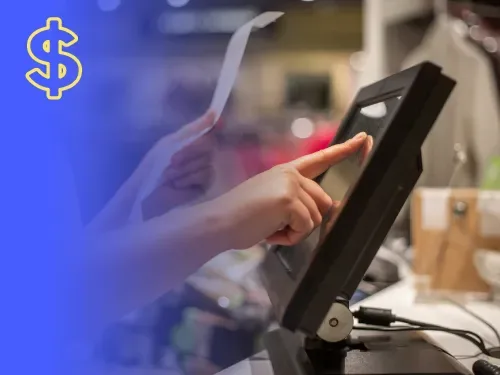 Cajero tocando la pantalla táctil del punto de venta de un minimarket para cobrar