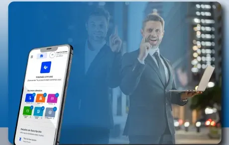 Celular con la app de Wanqara para administrar varios negocios y un empresario celebrando