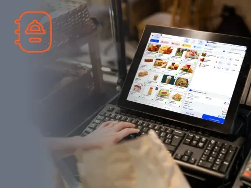 Persona registrando un pedido de comida en la pantalla táctil del punto de venta de Wanqara