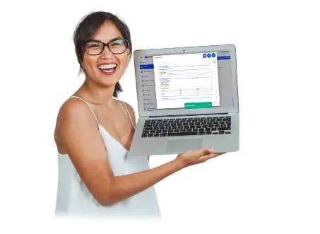 Mujer sonriente mostrando los reportes de su negocio en una laptop con Wanqara