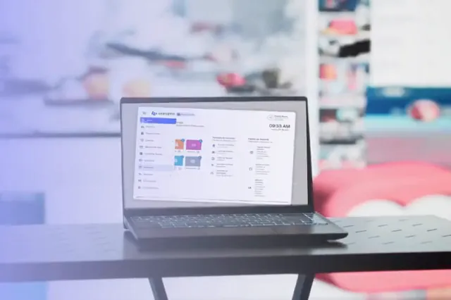 Laptop con el sistema de facturación e inventario de Wanqara abierto en un negocio
