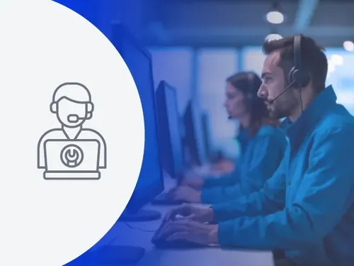 Técnicos de soporte de Wanqara atendiendo con auriculares frente a la computadora
