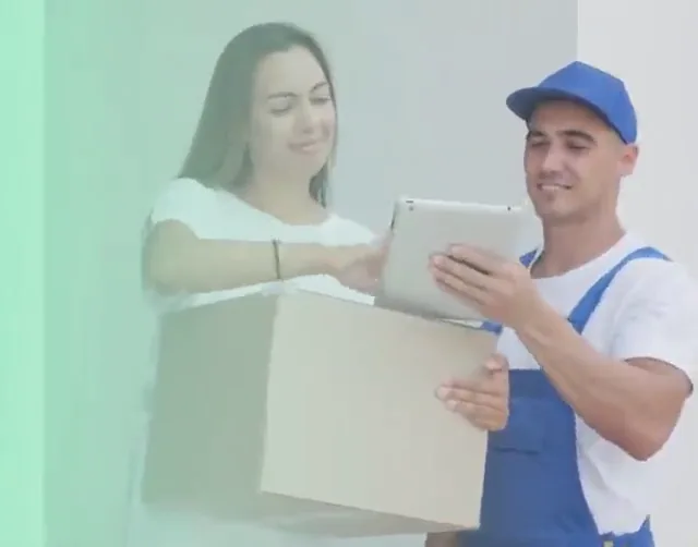 Técnico mostrando a una clienta el detalle del servicio en una tablet