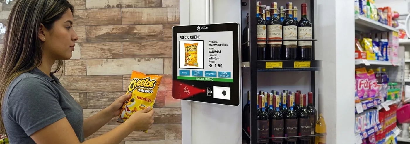 Clienta consultando el precio de un producto en un visor de precios