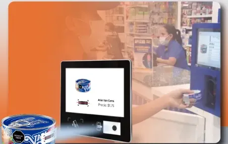 Cliente consultando el precio de un producto en un visor de precios