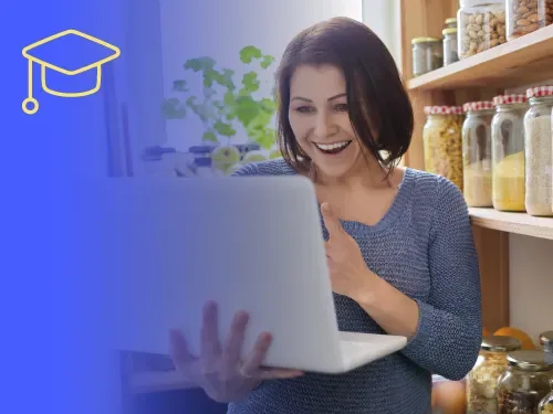 Dueña de una tienda de abarrotes aprendiendo el sistema Wanqara en la laptop