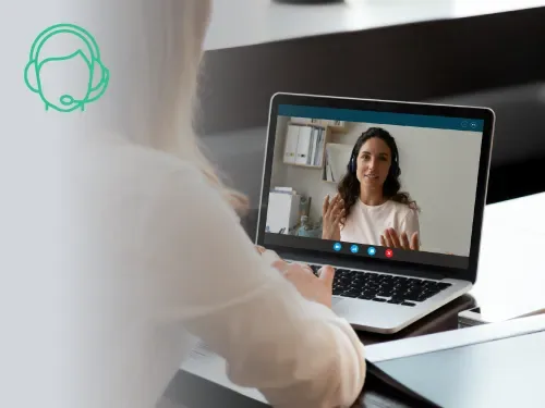 Profesional en una videollamada de capacitación de Wanqara en la laptop