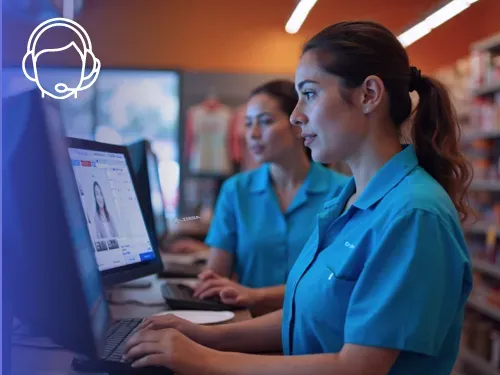 Personas en una capacitación en vivo de Wanqara frente a la computadora